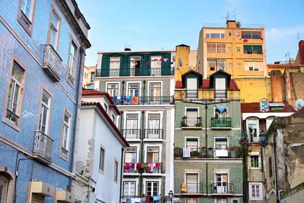 Casas coloridas em Alfama, em Lisboa