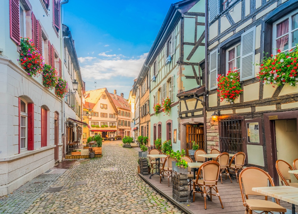 Rua com casas em enxaimel no bairro medieval da Petite France, em Estrasburgo