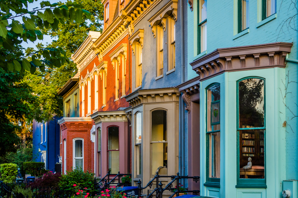 Casas geminadas coloridas na Independence Avenue, em Capitol Hill
