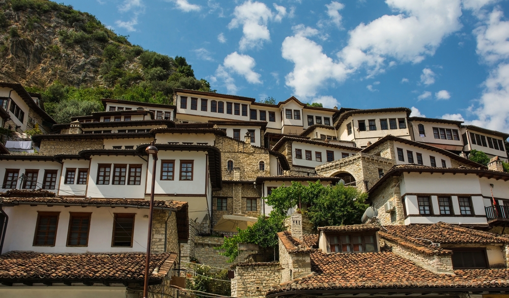 As casas otomanas brancas do bairro de Mangalem, em Berat