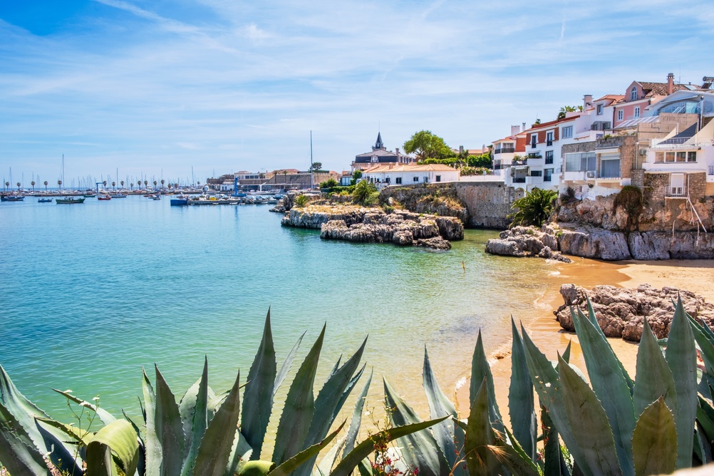 Cascais no litoral português, junto à Praia da Rainha