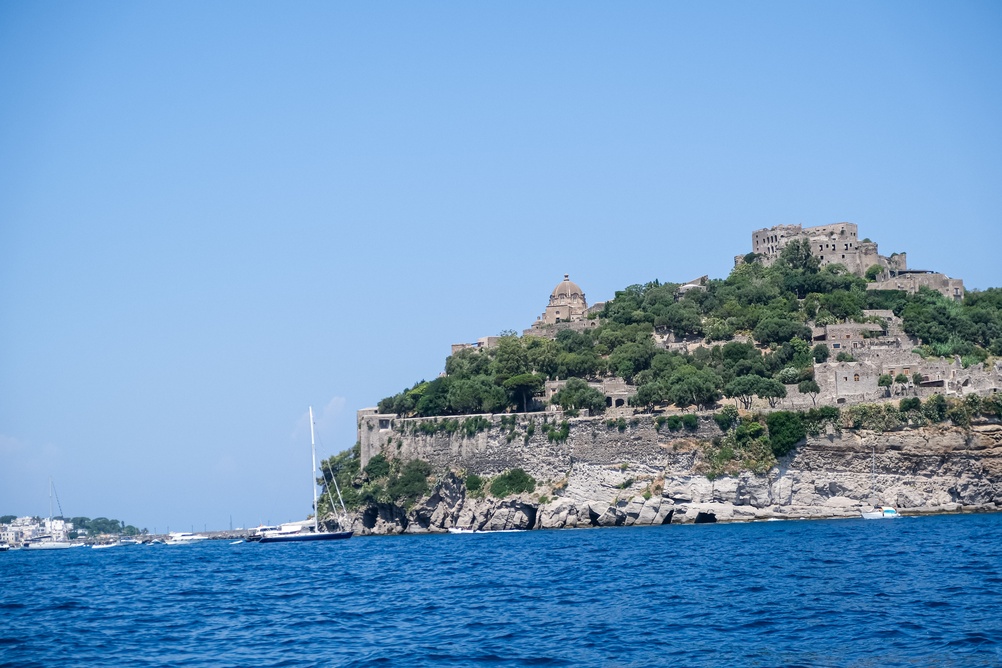 O Castello Aragonese na ilhota rochosa em frente a Ischia Ponte