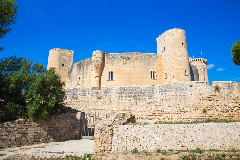 O Castelo de Bellver acima de Palma de Maiorca