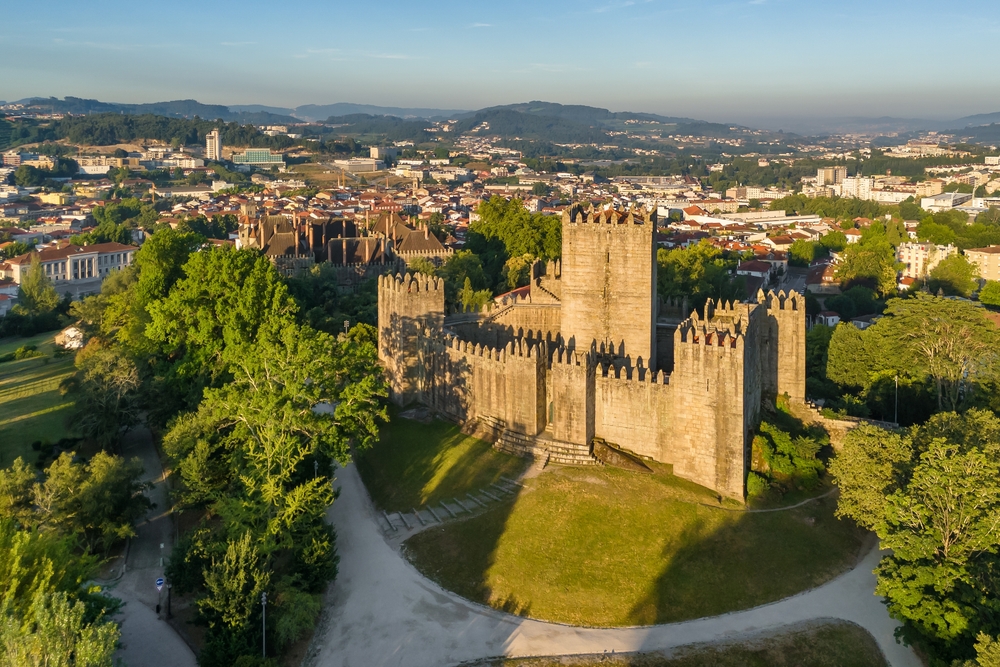 Foto aérea do castelo de Guimarães ao nascer do sol