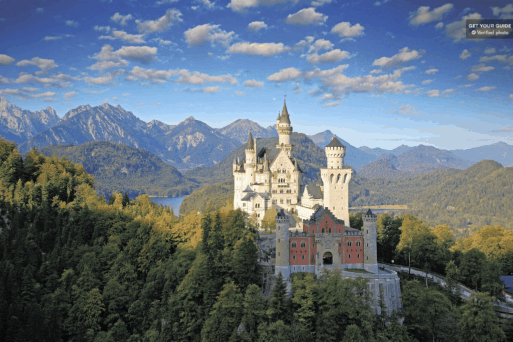 O Castelo de Neuschwanstein, de conto de fadas, entre as montanhas perto de Füssen, na Baviera