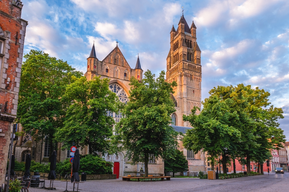 A Catedral de São Salvador (Sint-Salvatorskathedraal), entre a 't Zand e o Markt, em Bruges