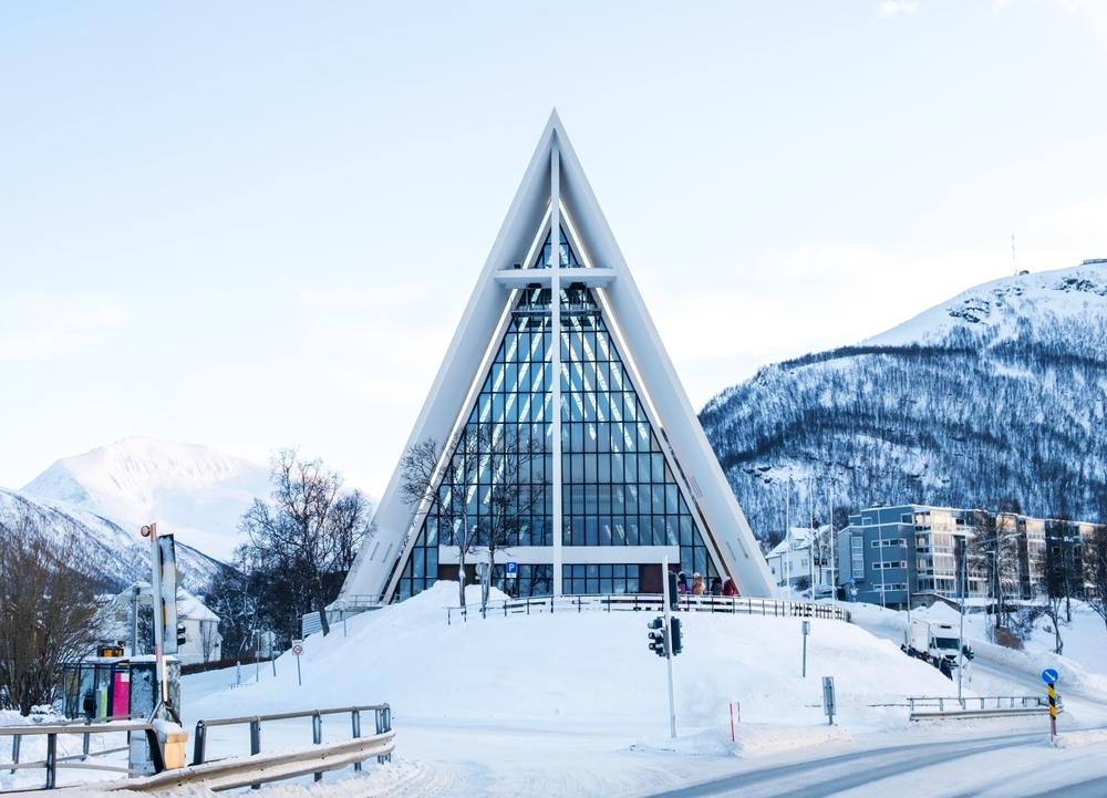 A Catedral do Ártico (Igreja de Tromsdalen), em Tromsø, no inverno