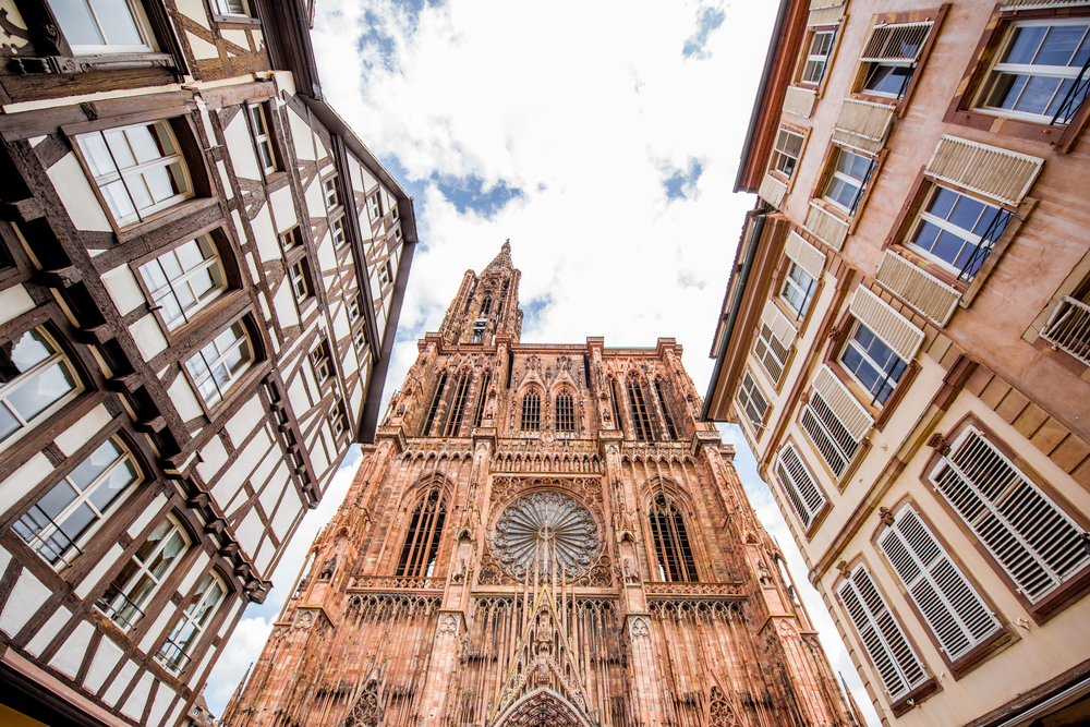 Rua com casas antigas e a Catedral de Notre-Dame na Grande Île, em Estrasburgo