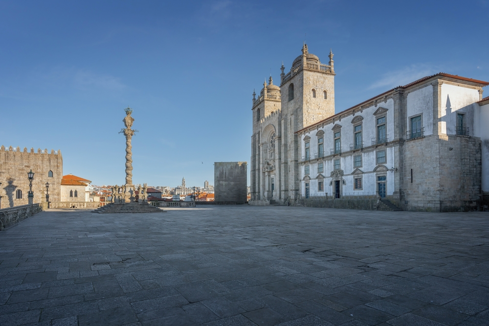 A catedral Sé do Porto e o pelourinho no Terreiro da Sé