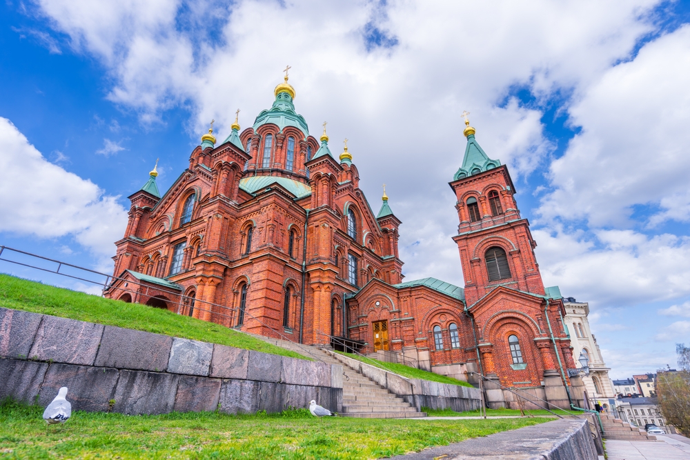 A Catedral Uspenski, de tijolos vermelhos e cúpula verde, em Katajanokka, Helsinque