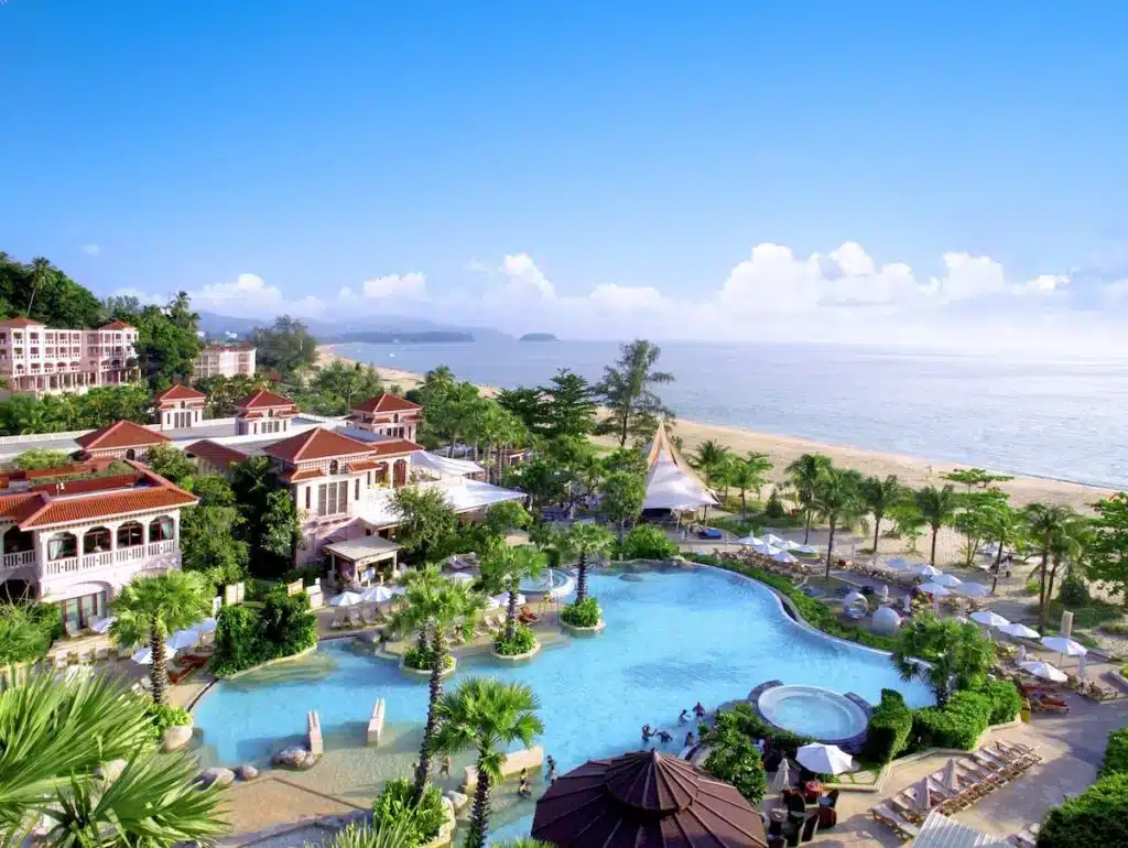 Centara Grand Beach Resort Phuket, hotel para famílias em Karon