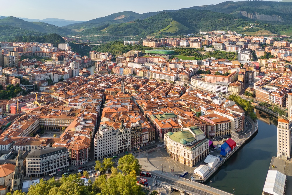 Vista aérea do centro histórico Casco Viejo, em Bilbao, com telhados vermelhos