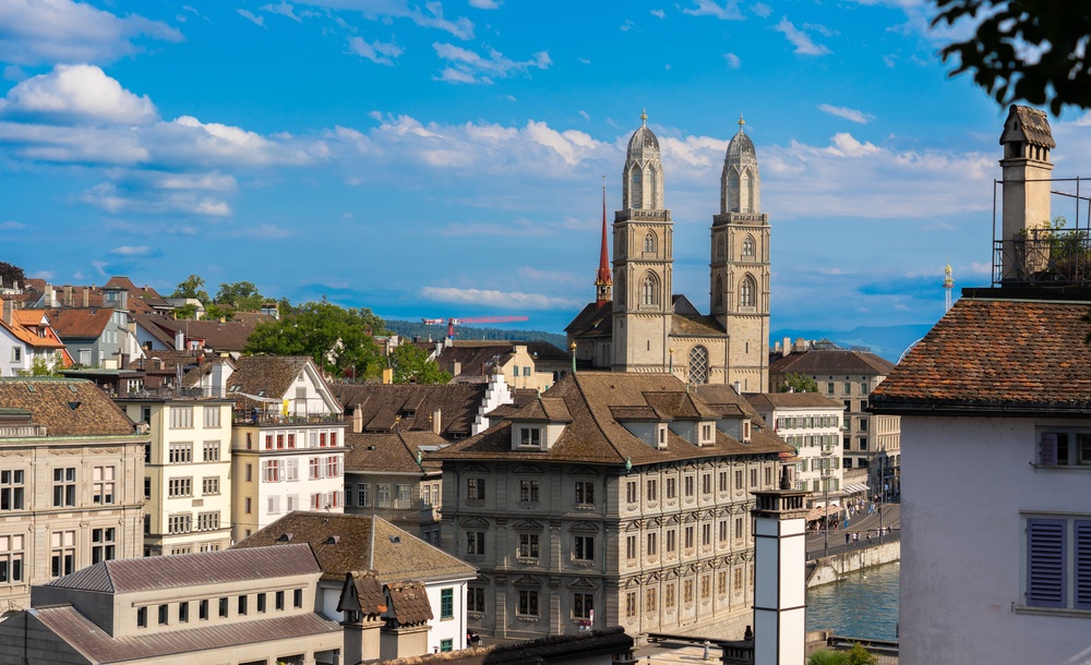 Centro Histórico de Zurique com telhados antigos e a igreja Grossmünster