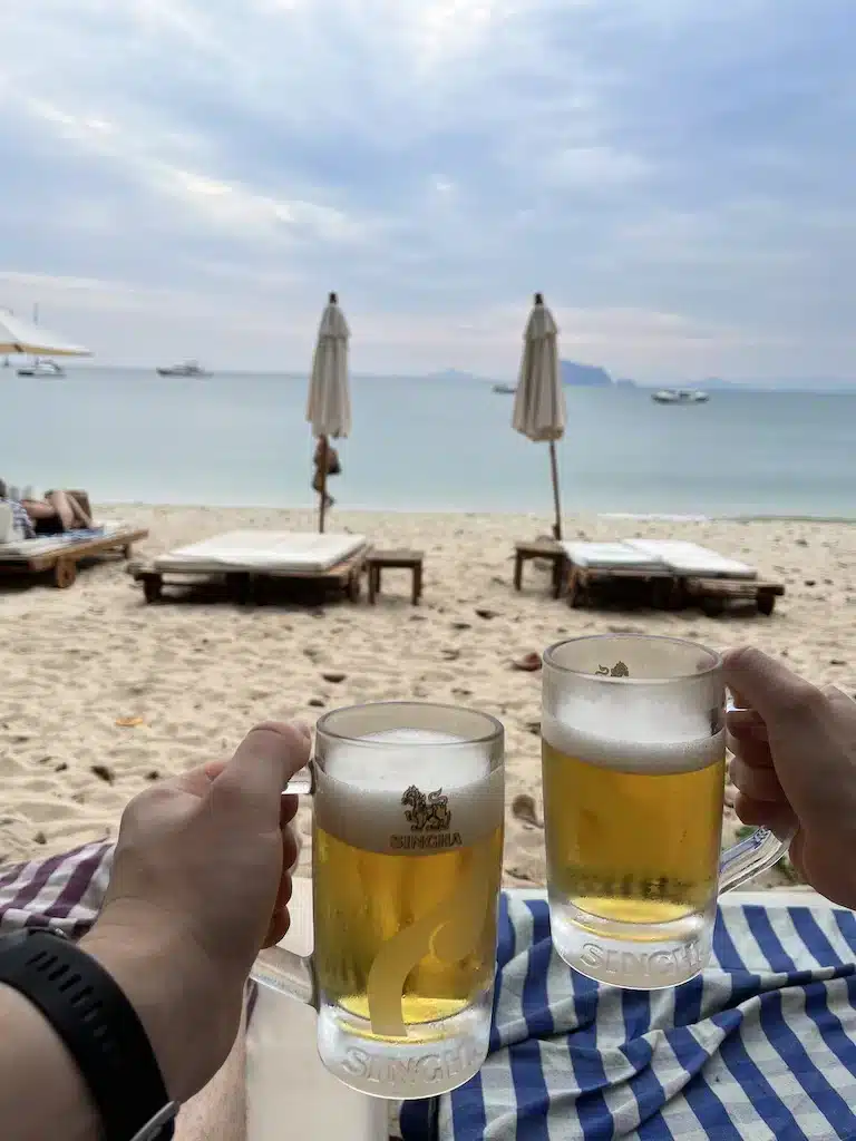 Uma cerveja na praia na Tailândia