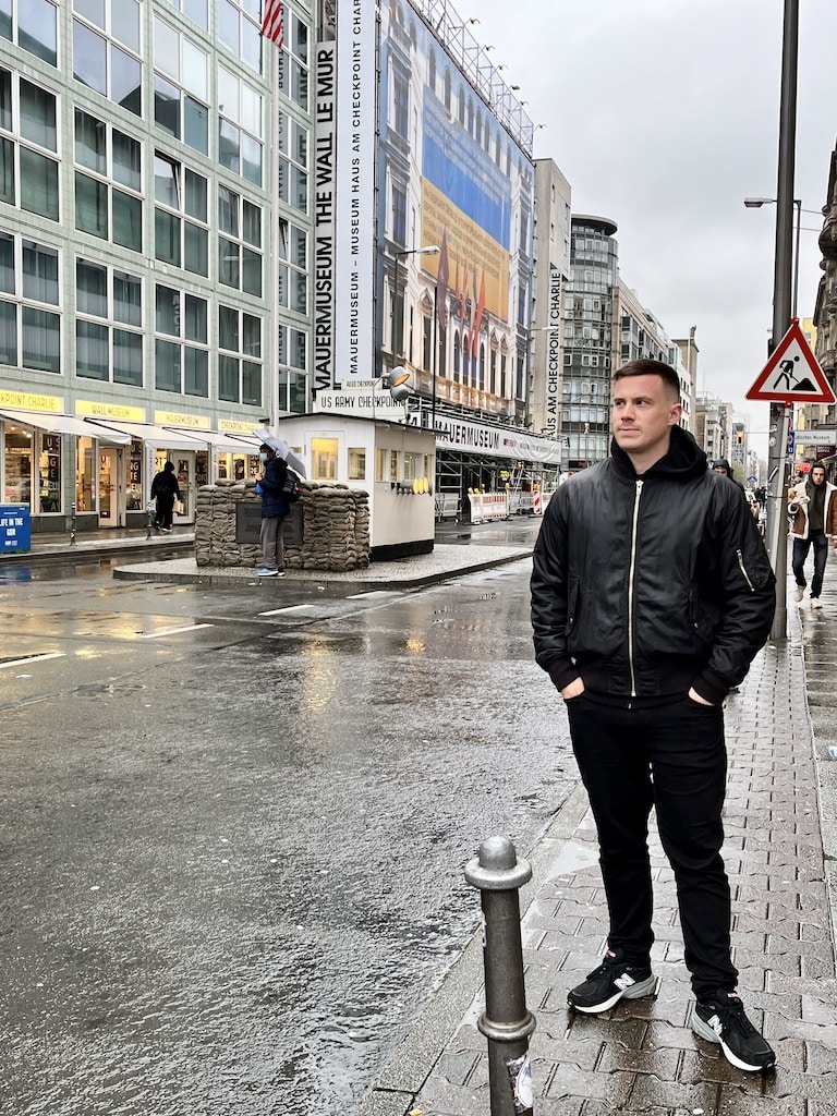 Checkpoint Charlie, uma das atrações imperdíveis de Berlim