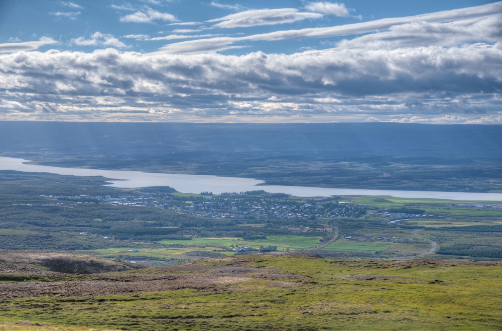 A cidade de Egilsstaðir, no leste da Islândia, vista do alto