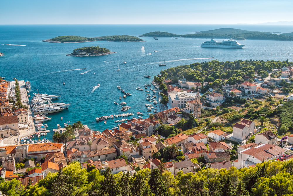 A cidade de Hvar e as Ilhas Pakleni vistas da fortaleza acima da cidade