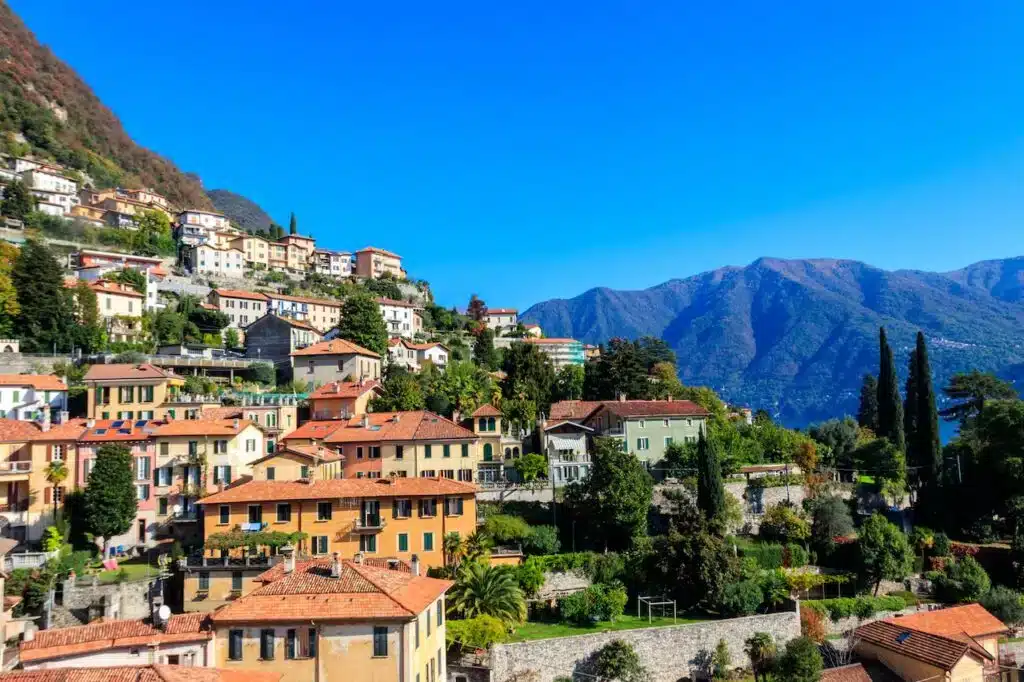 A cidade de Moltrasio e as montanhas