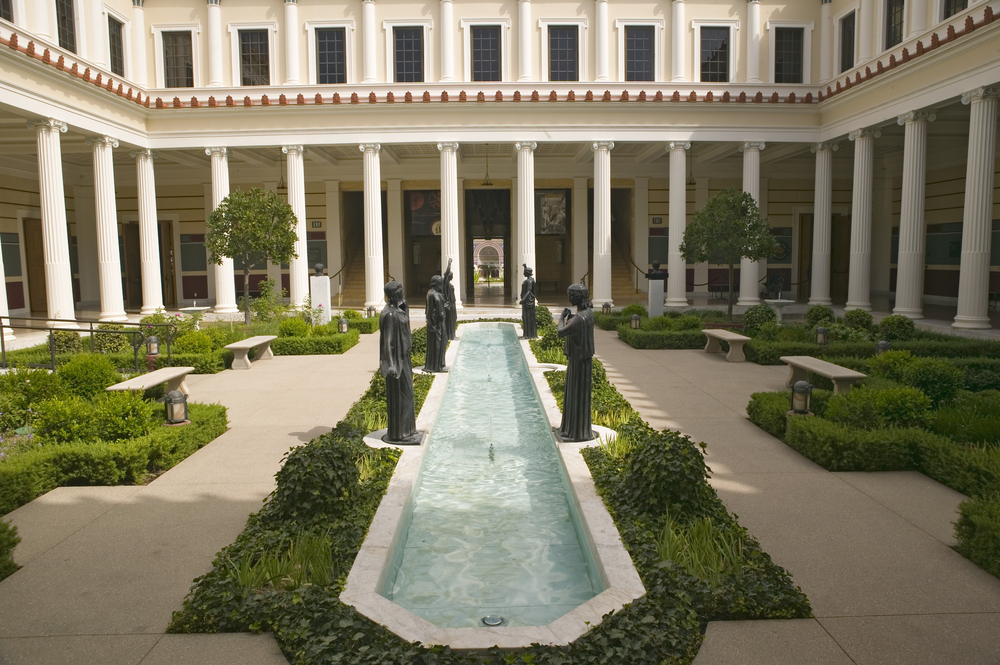 A colunata e o longo espelho d'água da Getty Villa, em Pacific Palisades