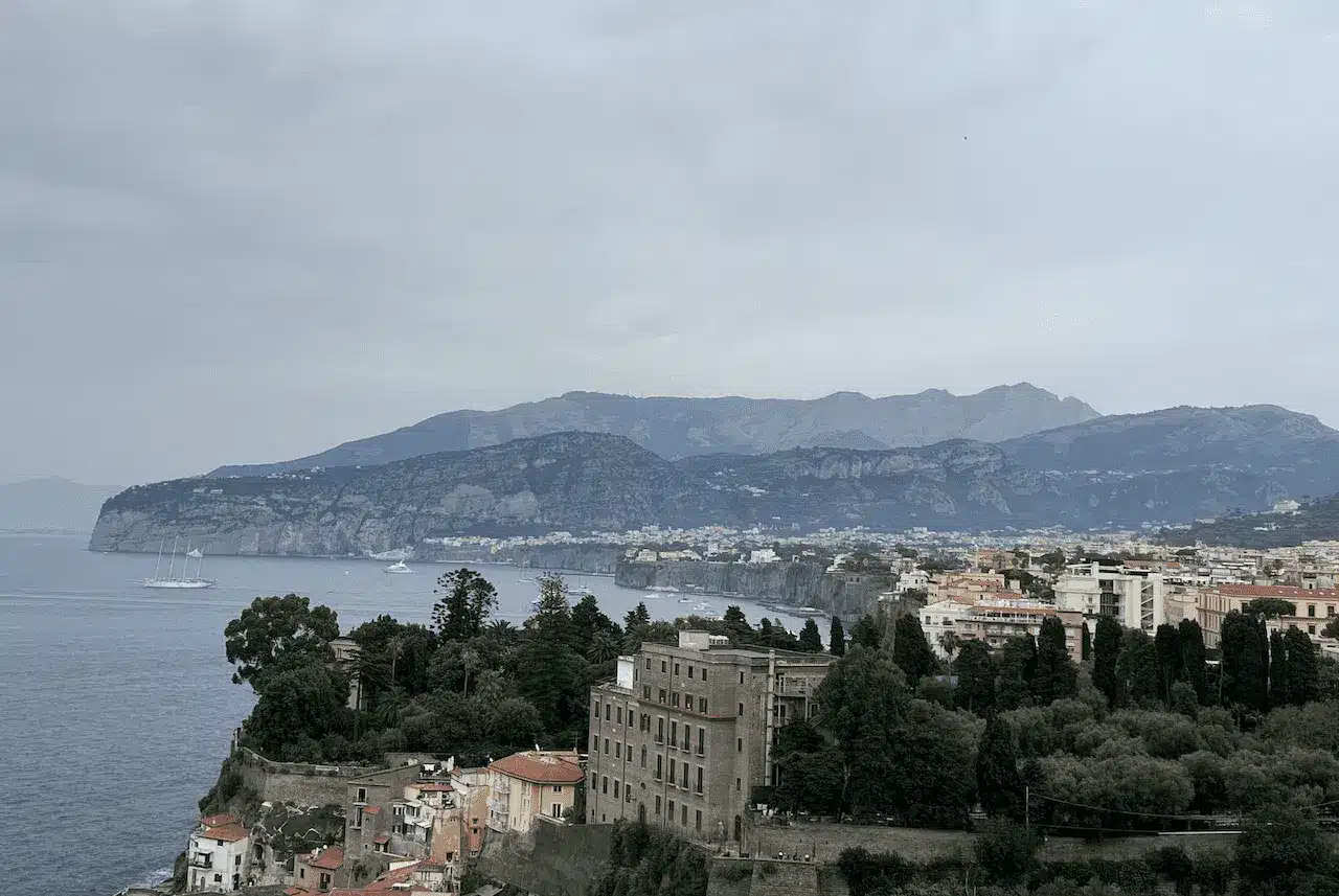 Como ir de Nápoles a Sorrento: trem, balsa, ônibus ou táxi