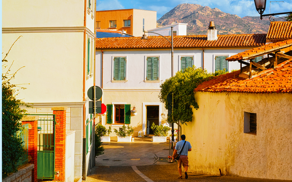 A rua Corso Umberto I no centro histórico de Olbia