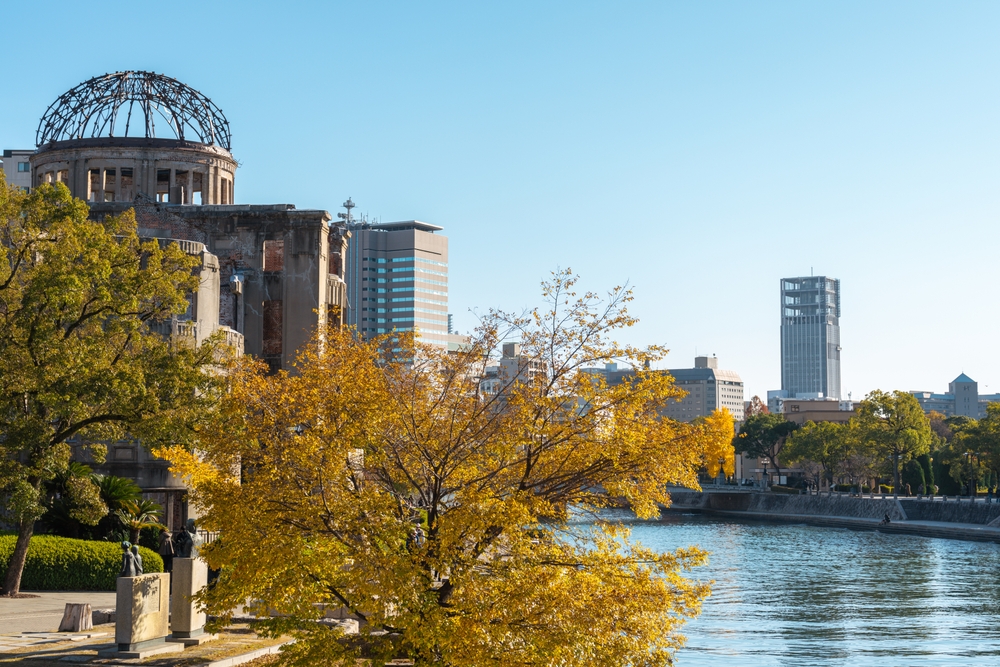 A Cúpula da Bomba Atômica junto ao Rio Motoyasu, no Parque Memorial da Paz de Hiroshima, no outono