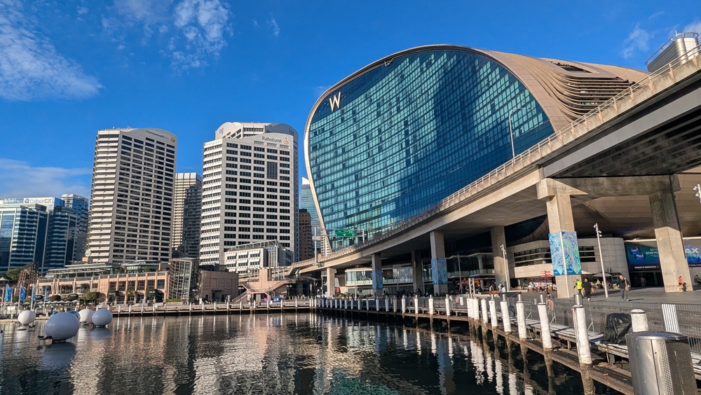 Darling Harbour e o skyline de Sydney