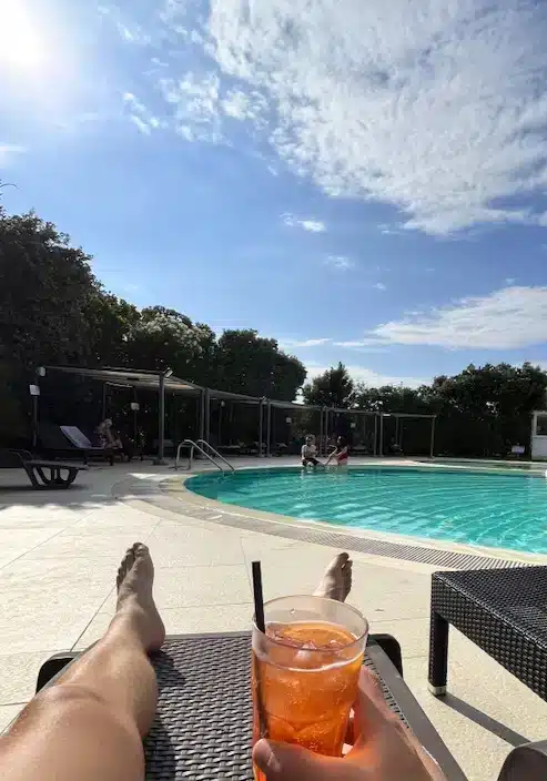 Drinque à beira da piscina no Doubletree by Hilton Olbia