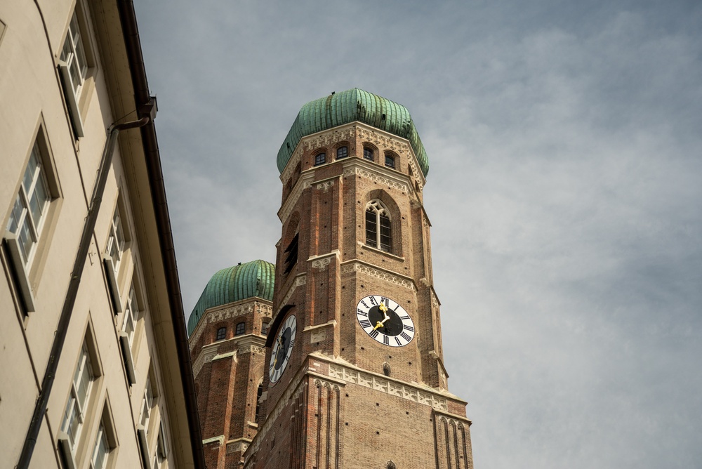 As duas torres da Frauenkirche com suas cúpulas verdes em Munique