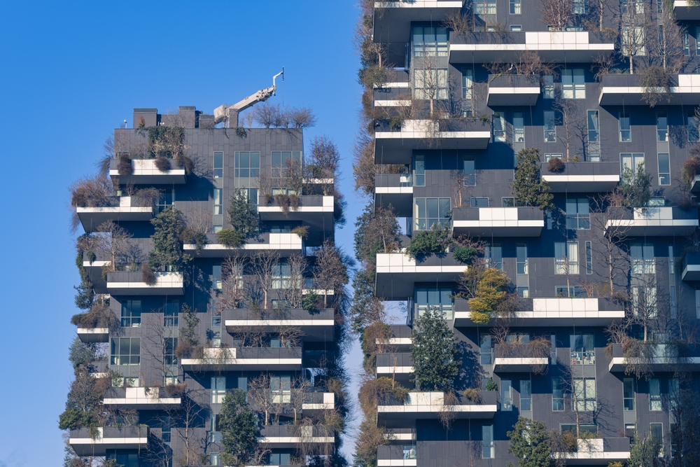 As duas torres residenciais arborizadas do Bosco Verticale em Milão