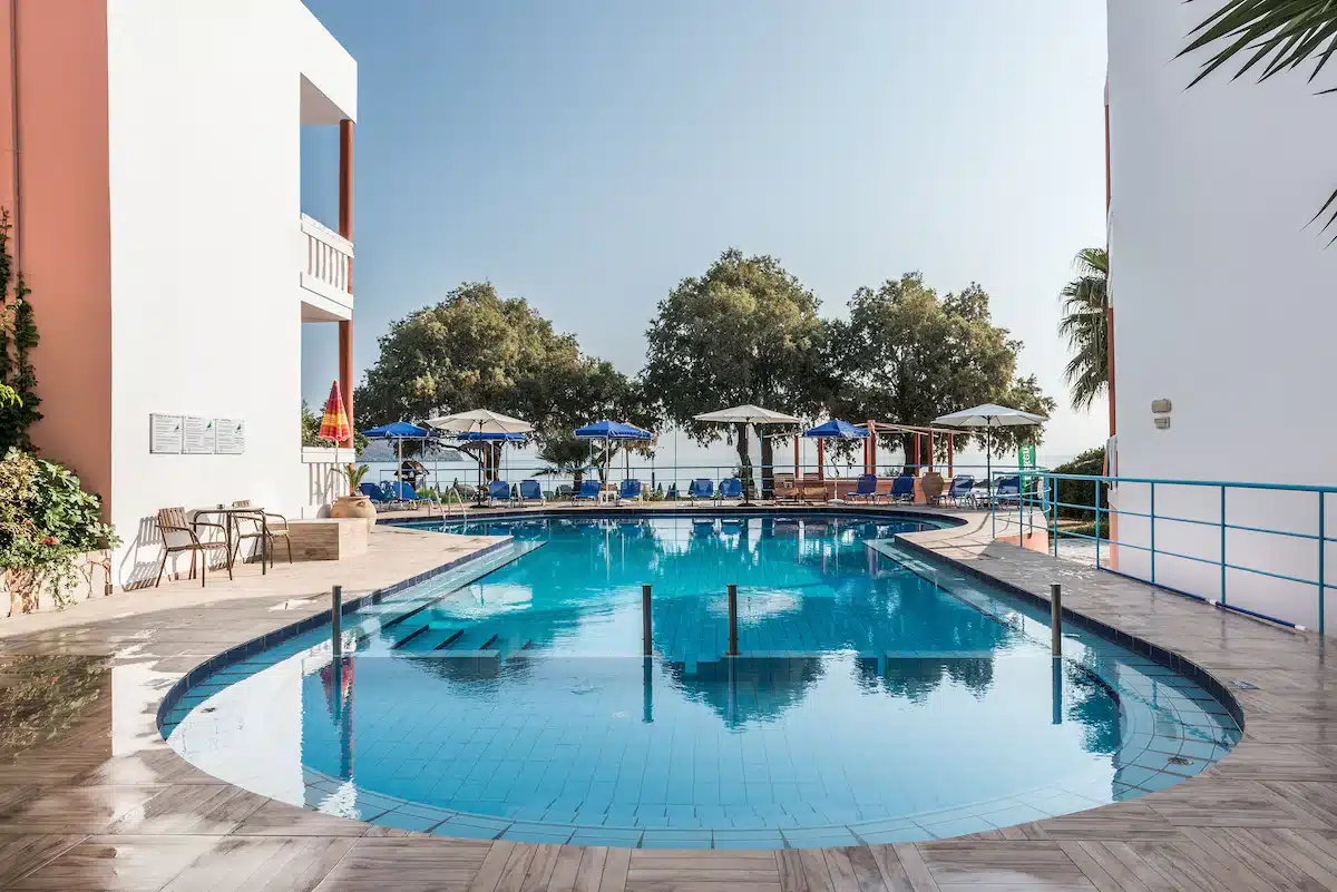 Eden Beach Hotel, hospedagem econômica para famílias em Agia Marina