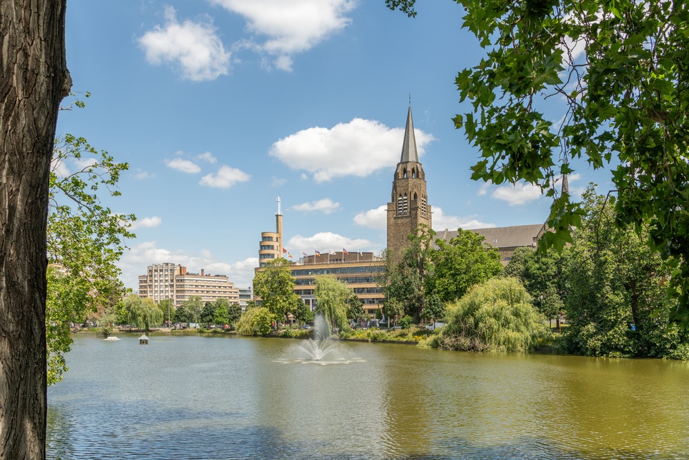 O edifício Flagey visto do outro lado dos lagos em Ixelles, Bruxelas