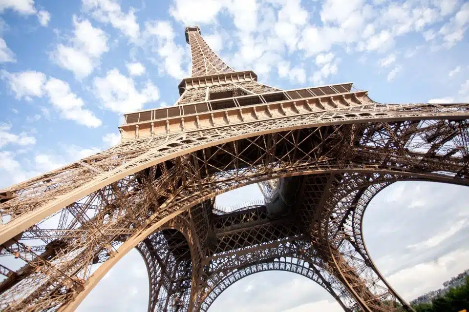 embaixo da torre eiffel