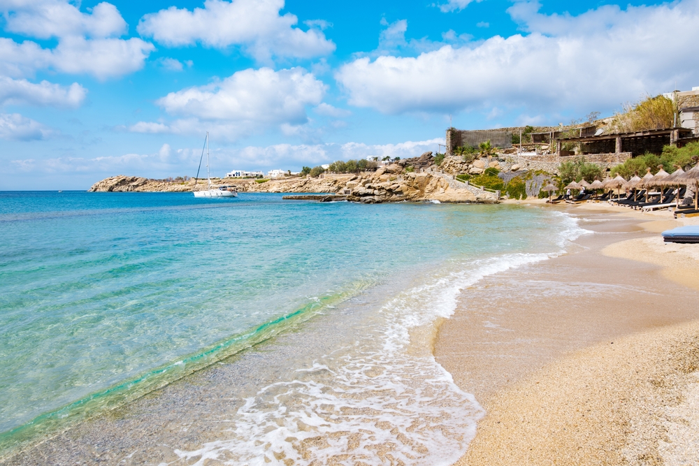 Espreguiçadeiras e guarda-sóis na Paradise Beach, em Mykonos