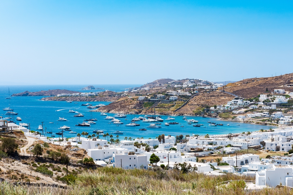 Espreguiçadeiras e guarda-sóis na praia de Ornos, em Mykonos