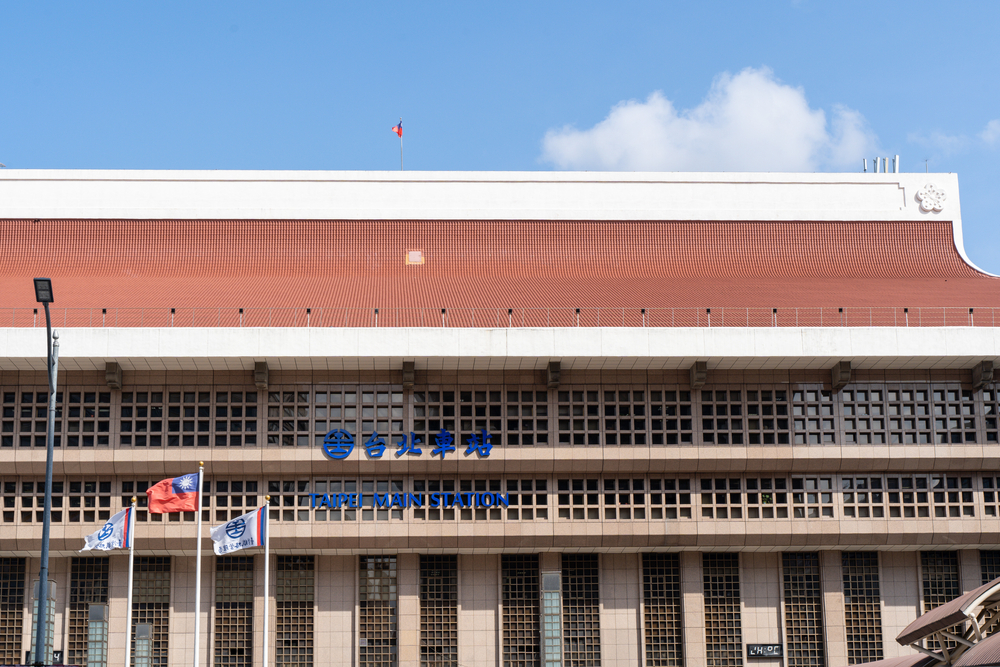 Estação Central de Taipé sob um céu azul