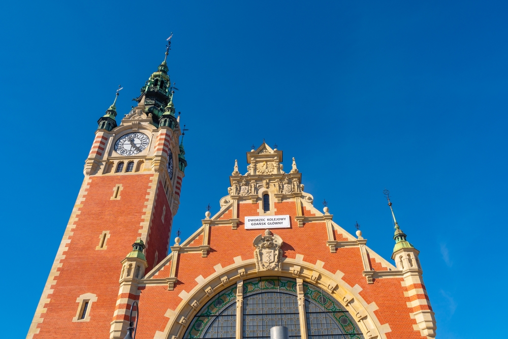 Estação central Gdańsk Główny com sua torre do relógio em Gdańsk