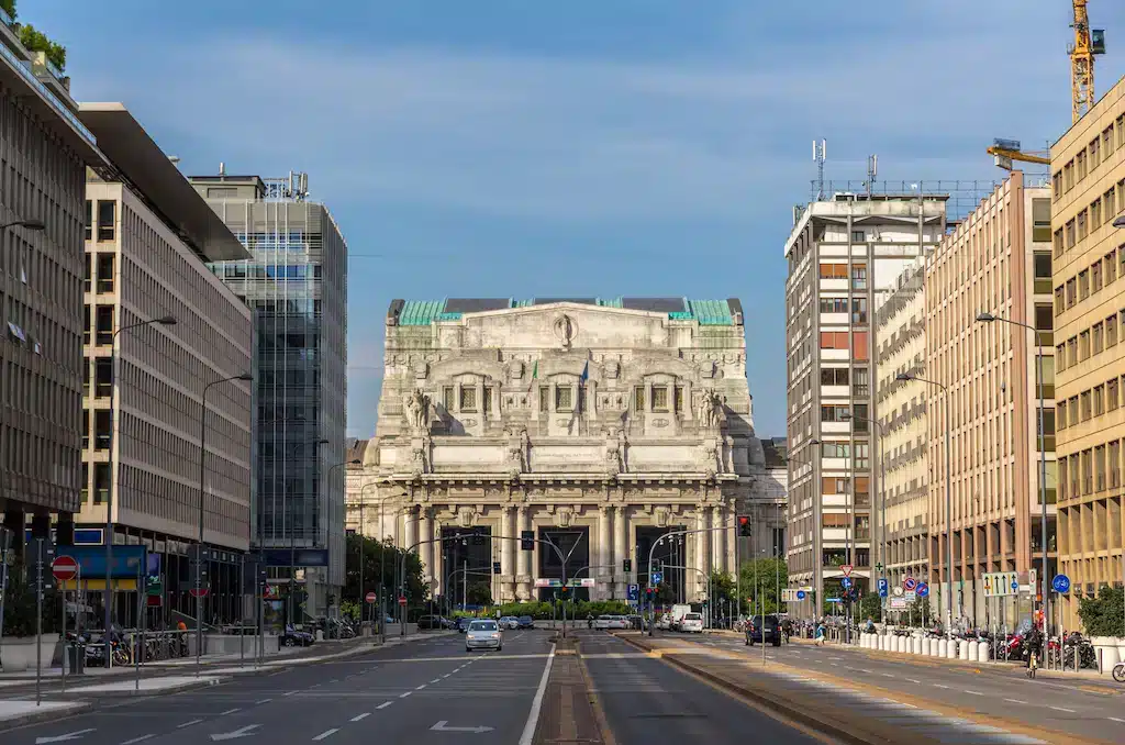 Via Vittor Pisani em direção à estação Milano Centrale