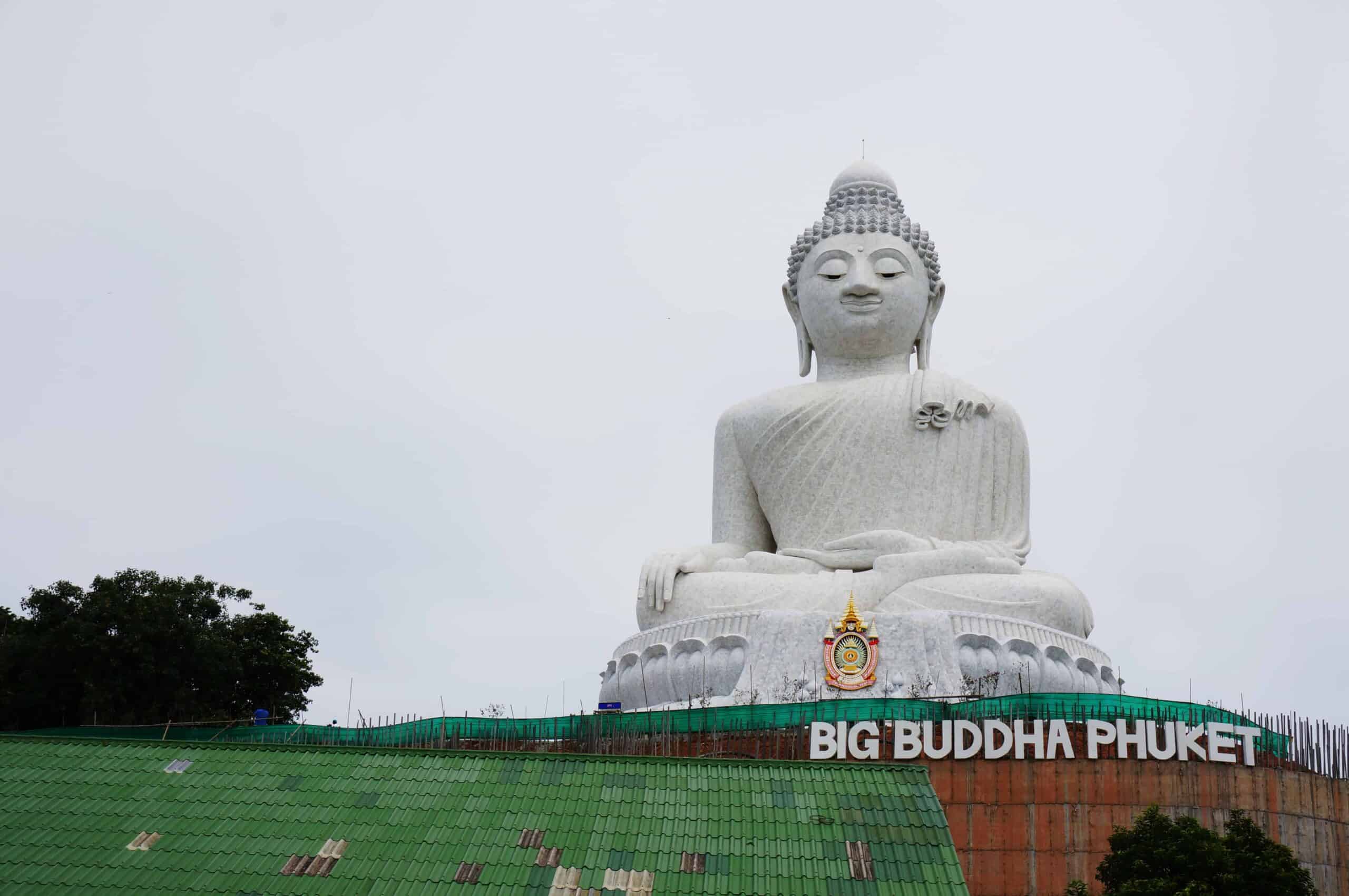 A estátua branca do Big Buddha no morro Nakkerd, em Phuket