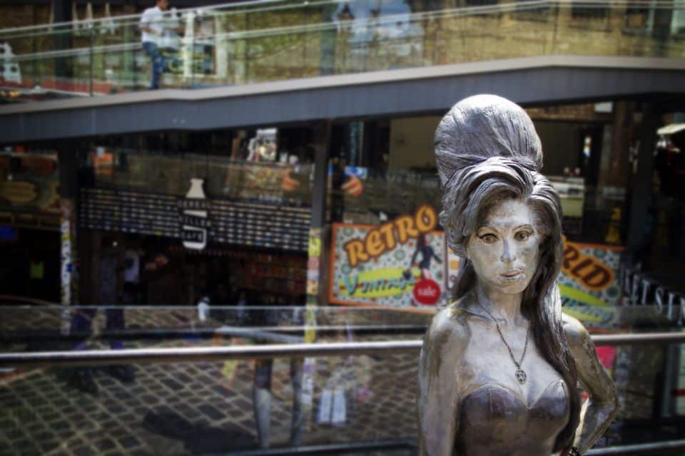 estátua de Amy Winehouse em camden