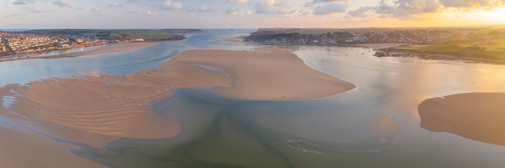 O estuário do rio Camel em Padstow, na Cornualha, ao amanhecer