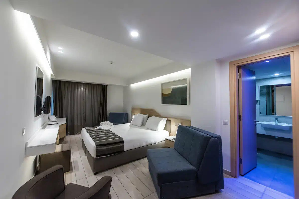 evalena beach hotel em protaras