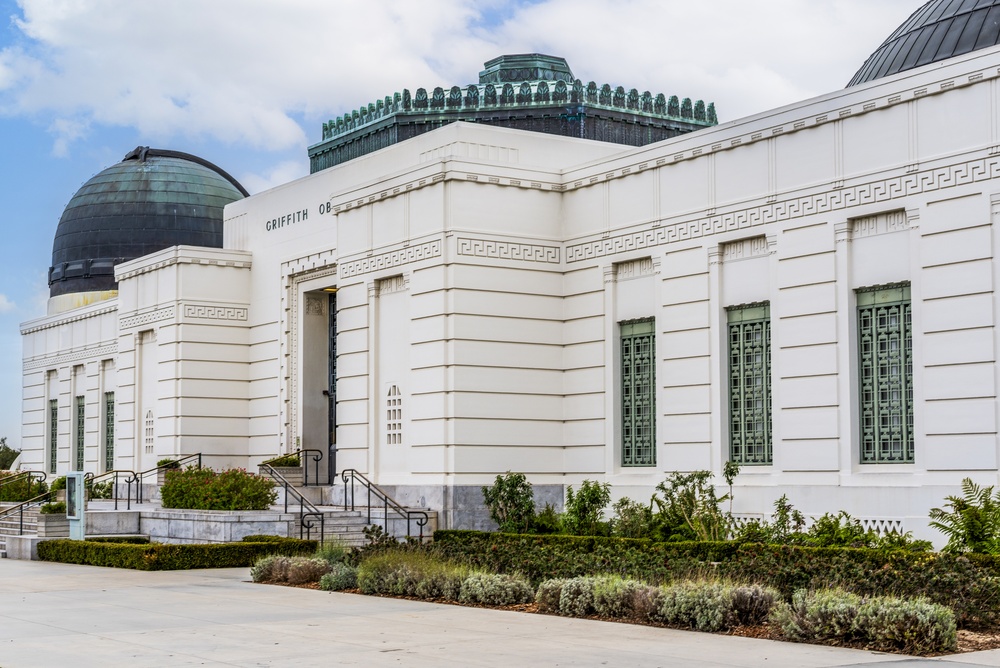 A fachada branca em estilo art déco do Griffith Observatory, em Los Angeles
