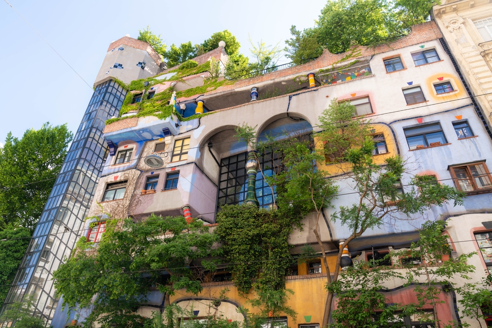 A fachada colorida da Hundertwasserhaus em Viena