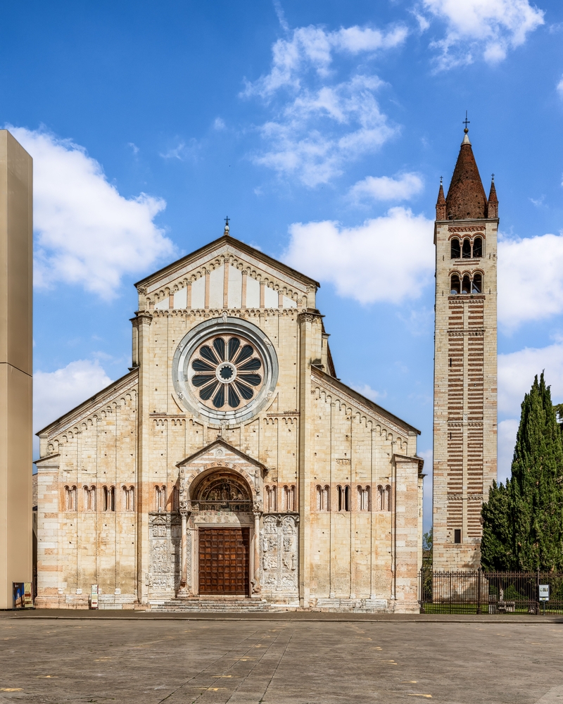 A fachada da Basilica di San Zeno no bairro de San Zeno, em Verona