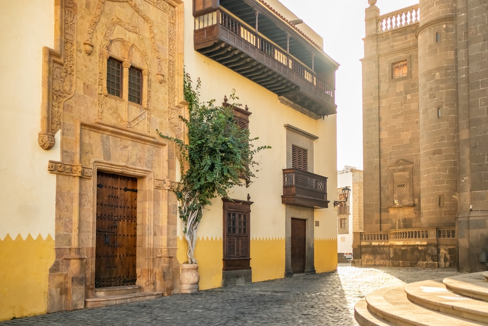 A fachada de pedra esculpida da Casa de Colón, em Las Palmas de Gran Canaria