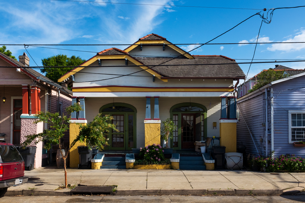 Fachada de uma casa tradicional colorida em Marigny, em Nova Orleans