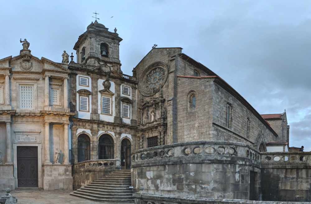 A fachada gótica da Igreja de São Francisco no Porto