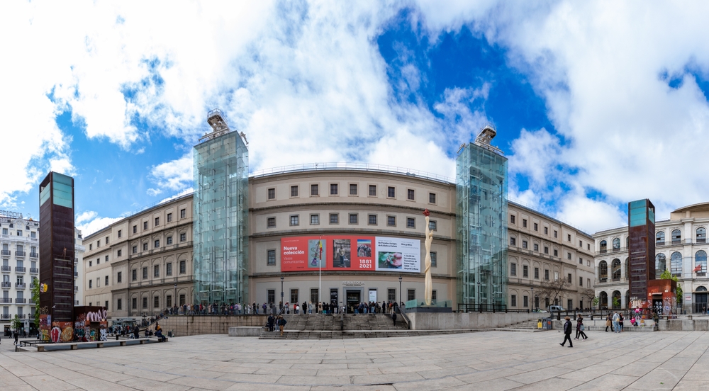 A fachada principal do Museo Reina Sofía, em Madri, com visitantes na fila da entrada