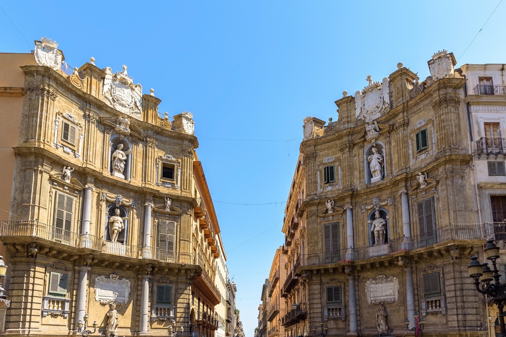 As fachadas barrocas do Quattro Canti em Palermo